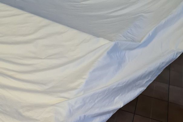 Miért gyűrődik vagy csavarodik el az ágynemű (sík textília) vasalás közben?